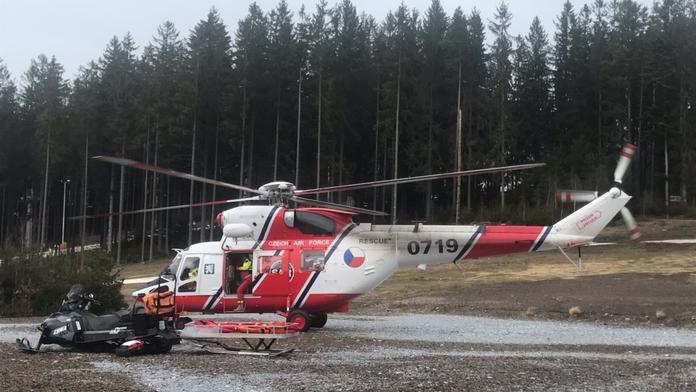Žena spadla při nastupování na lanovku. Musel pro ni vrtulník