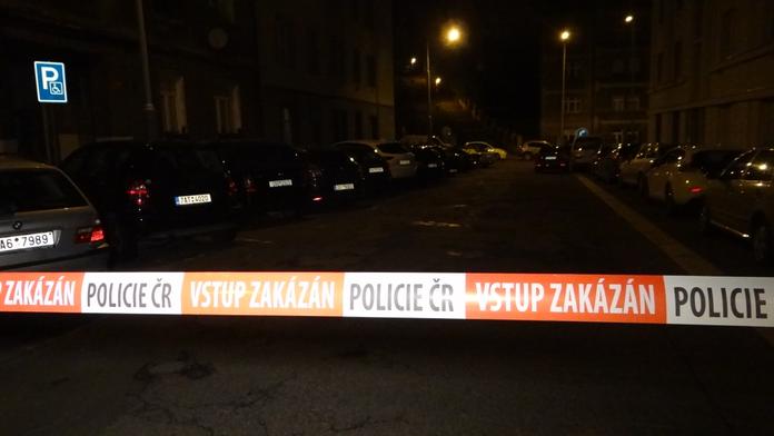 Měl střílet po muži a autem najížděl do policistů! Doma schovával arzenál