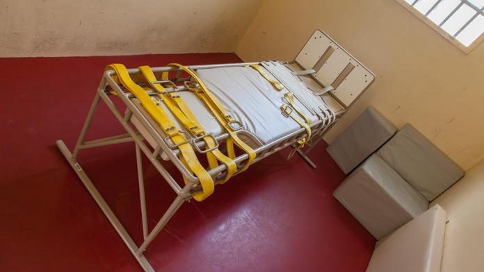 Muže neprávem zavřeli na psychiatrii, přikurtovali k posteli a napumpovali léky
