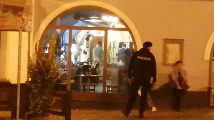 Střelba v Rychnově nad Kněžnou, zraněná žena je v kritickém stavu