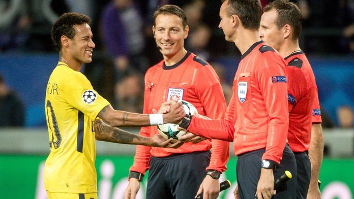 Nejdřív Neymar, teď Hulk. Sudí Královec jede pískat zápas do Číny!