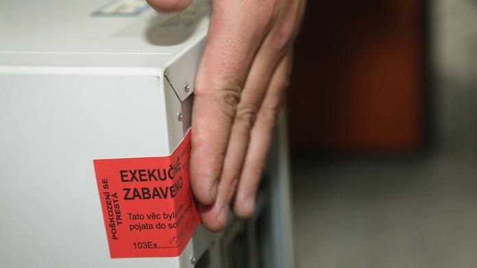 Žebříček dlužníků v ČR vede muž s 209 exekucemi! Pomuže osobní bankrot?