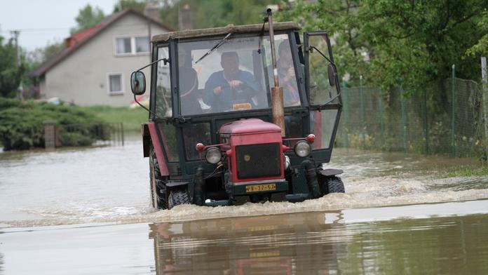 Banky vycházejí vstříc lidem postiženým povodněmi