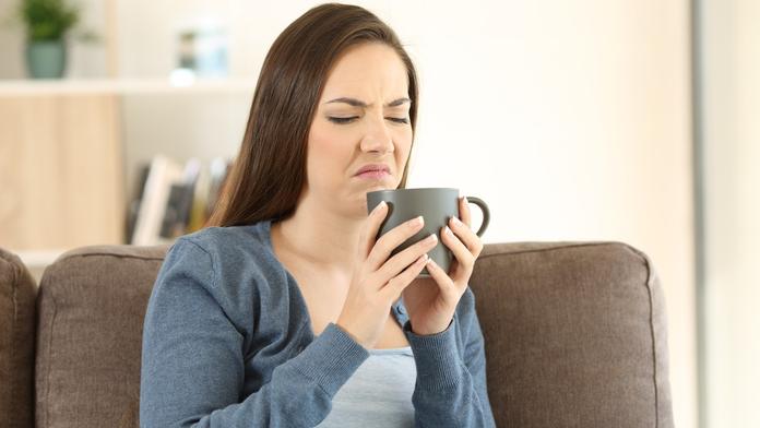 Místo vůně kávy pach gumy. Covid-19 může zničit požitek z jídla i pití