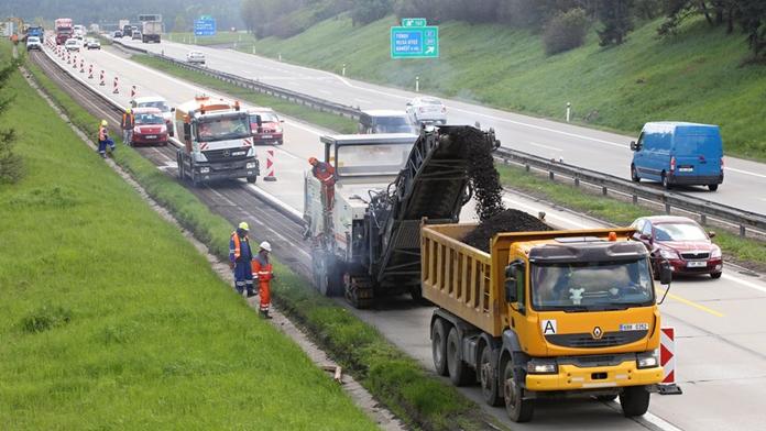 Na D1 se kvůli opravám tvoří dlouhé kolony. Stavbaři ovšem nepracují!