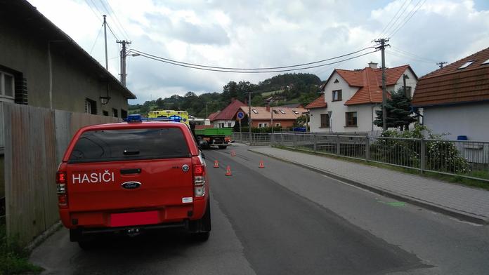 Smrtelná nehoda! Ženu a dítě při přecházení silnice srazil náklaďák