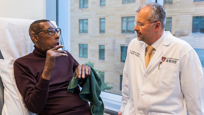 Pomahačův tým změnil další život! Tvář transplantoval prvnímu Afroameričanovi