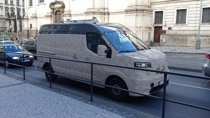 Po Praze se prohánějí tajemné dodávky. Co skrývají pod maskováním