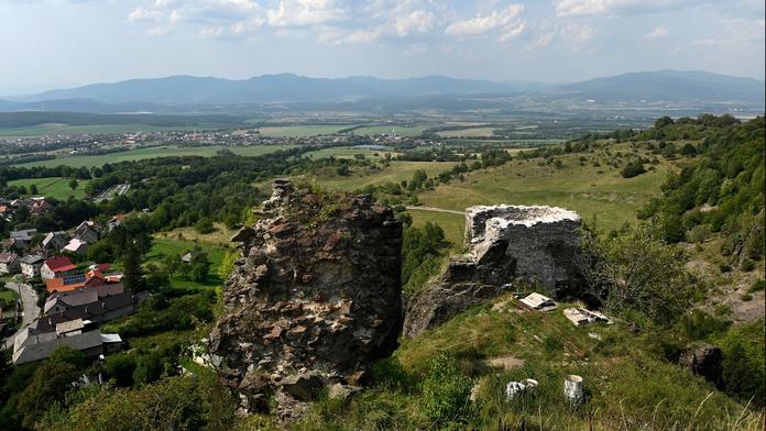 Nález připomněl chmurnou historii hradu. Byl vypálen, předtím sloužil jako vězení