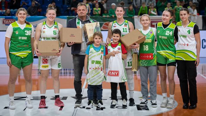 Ceremoniál před utkáním basketbalistek KP Brno a Levhartice Chomutov