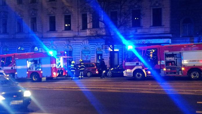Manévry hasičů v centru Prahy, hořel odpad ve sklepě