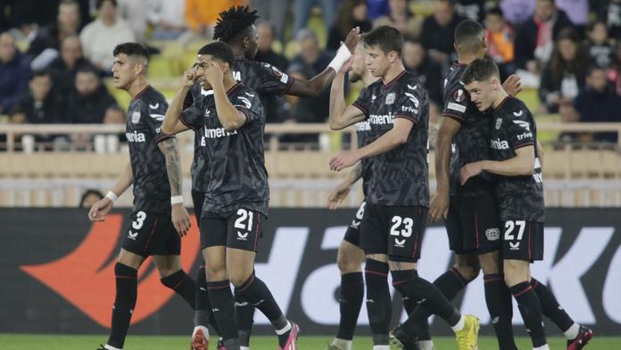 Leverkusen postoupil v Evropské lize až po penaltách. Barcelona vypadla s United