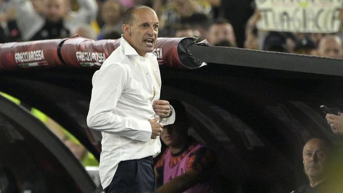 Trenér Juventusu má rekordní trofej, při zápase ukázal divoký striptýz