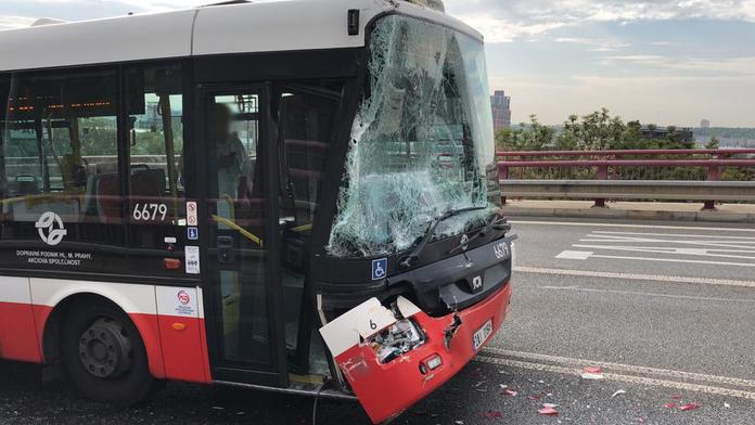 Po autobusu v Kladně někdo hodil za jízdy kámen! Rozbil přední sklo