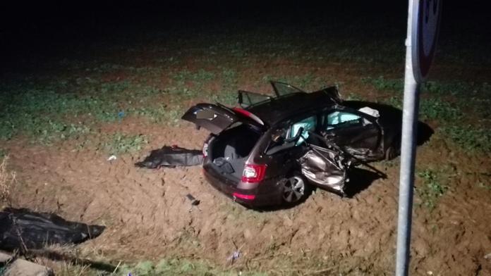 Srážka s kamionem odmrštila škodovku na pole, dva mrtví