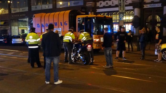 Popeláři se srazili s motorkářem, je těžce zraněný