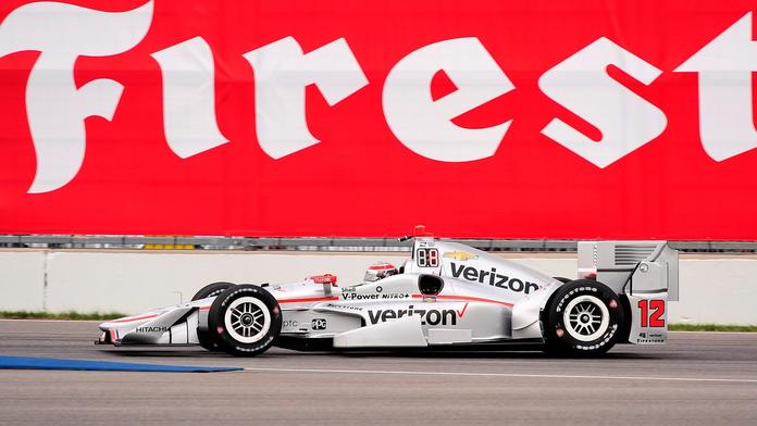 IndyCar závodí na nejslavnějším okruhu. Kvalifikaci vyhrál Power