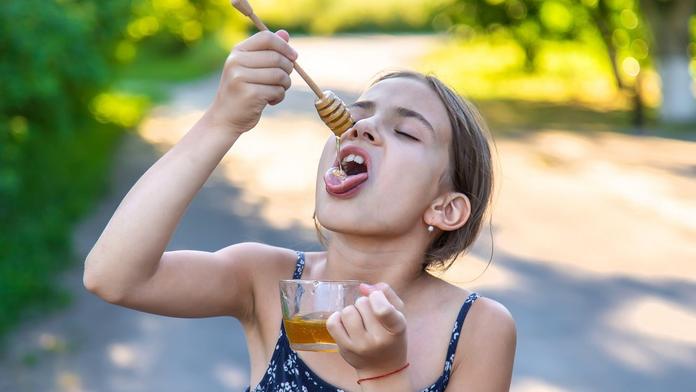 Další obchodní řetězec stahuje med lesní. Mohou v něm být stopy antibiotik