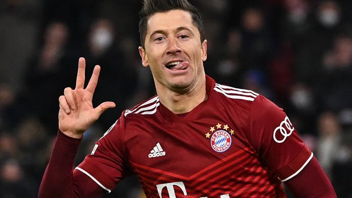Vítej v rodině. Lewandowski dorazil za Barcou do Miami. S hráči se vítal v jídelně