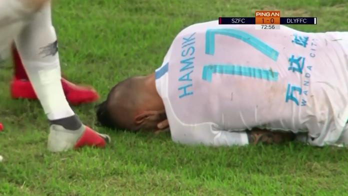 Hamšík skončil v krvi, po kopačce v obličeji musel střídat