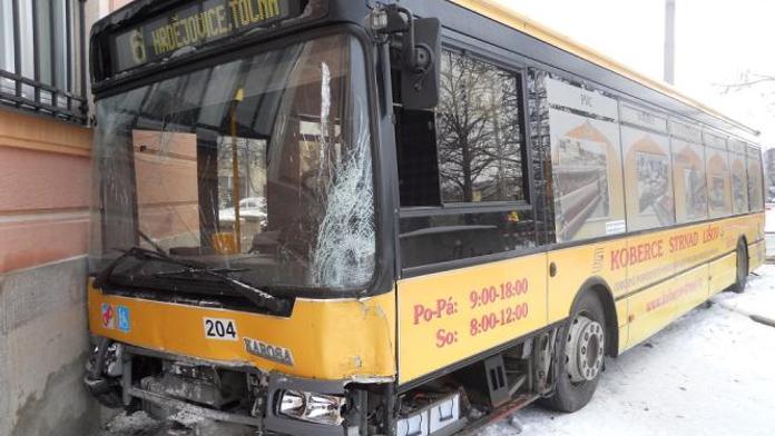 V Českých Budějovicích zkolaboval řidič autobusu a narazil do budovy pošty
