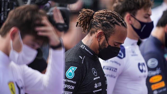 Zklamaný Lewis Hamilton