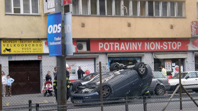 Opilý řidič smetl auto s matkou a dítětem! Převrátil je na střechu!