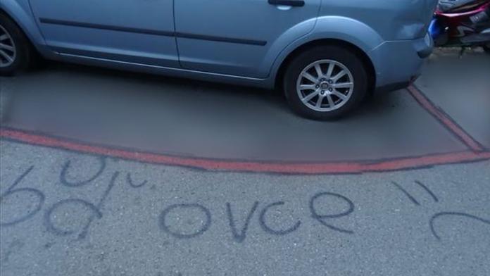 Netradiční protest proti modrým zónám, muž v Brně založil "červenou zónu"