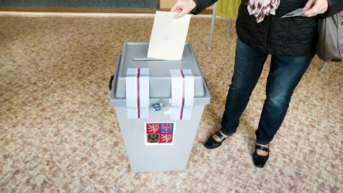 Kolik stojí kampaň: Strany uvádějí jiná čísla než experti