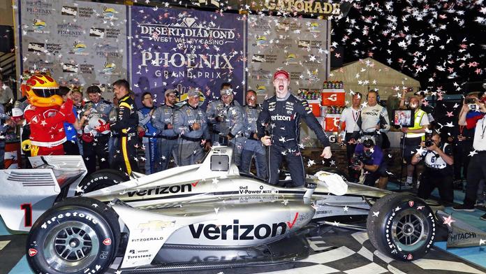 Slaví obhájce titulu Newgarden, dva piloti srazili vlastní mechaniky
