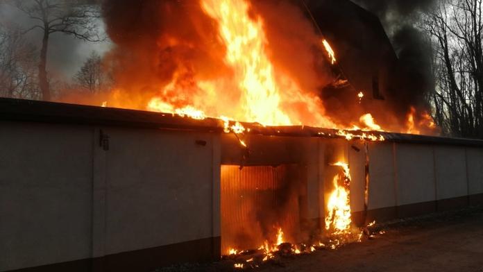 Mohutné plameny zničily rodinný dům, škoda je pět miliónů korun