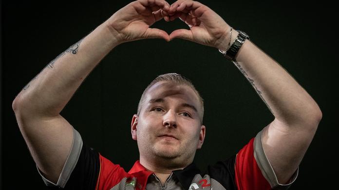 Zkáza favoritů na MS v šipkách. Končí Van den Bergh nebo Duijvenbode