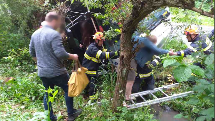 Autobus se vyhýbal, měl se ale utrhnout svah. I s pasažéry skončil nad potokem