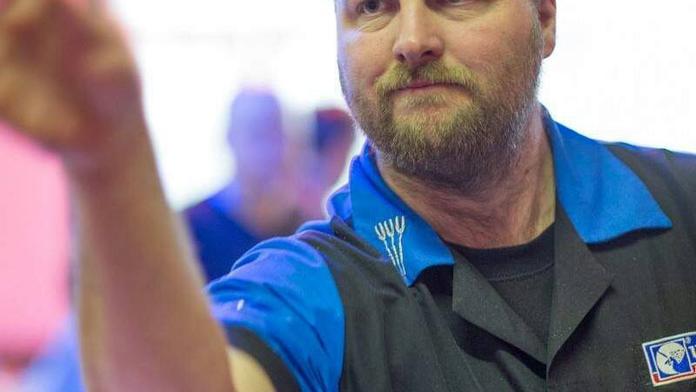 Michal Šmejda nadělil kanára, tři šipkaři zůstávají neporaženi