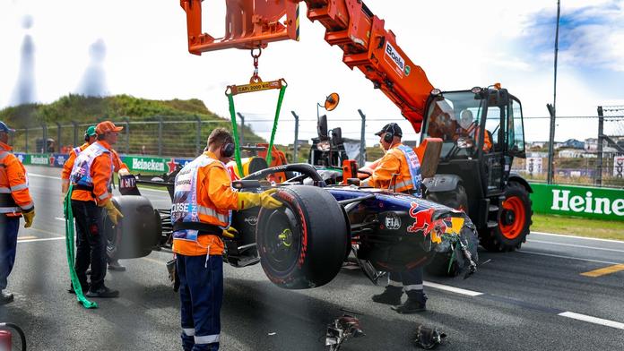 Verstappen doma tvrdě havaroval. Přiznal vlastní chybu a mluvil o trápení Red Bullu