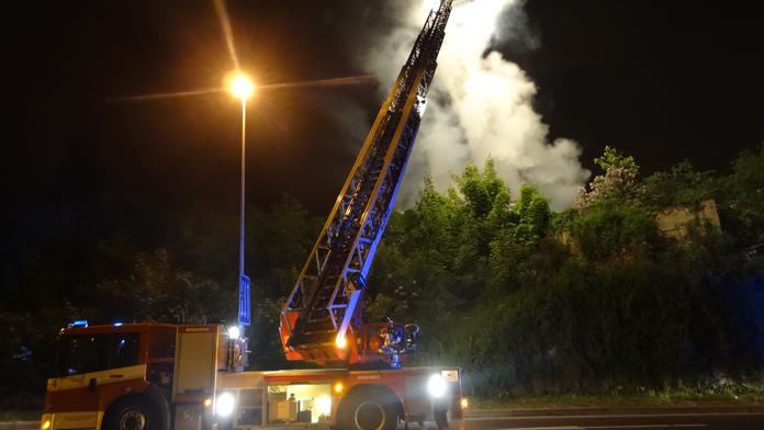 Bezdomovci si v Praze zapálili střechu nad hlavou a utekli