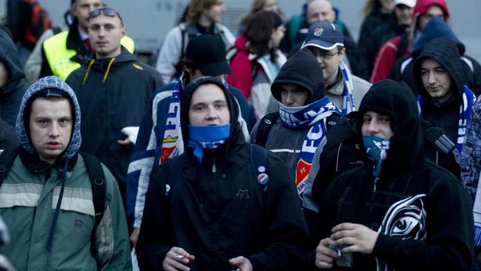 Pražští policisté předvedli na služebny pět fotbalových fanoušků