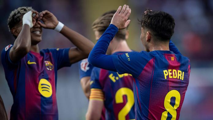 Fotbalisté Barcelony se radují z gólu