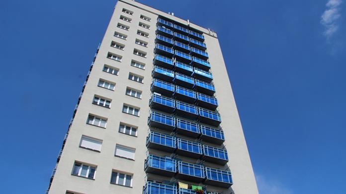 Muž (26) vyskočil z okna, dopadl na hlavu osmnáctiletého chlapce