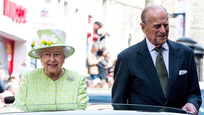Prince Philipa zlobí zdraví, museli ho odvézt do nemocnice!