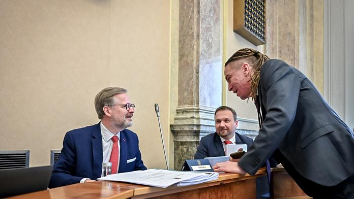 Velikonoce bez omezení. Vláda schválila konec roušek v hromadné dopravě