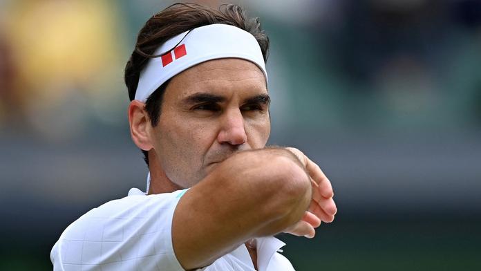 Roger Federer dostal kanára a vypadl. Djokovič jde bez problémů dál