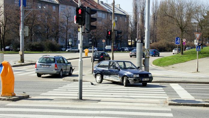 Mladý řidič PŘEJEL ŠKOLAČKU na PŘECHODU! Skončila v NEMOCNICI!