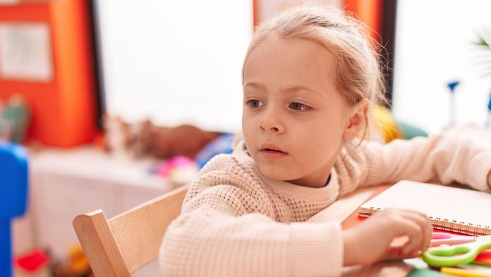 Brutální způsoby ve školce: Učitelka hodila po dítěti botu, druhá se smála