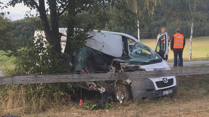 Dodávka vylétla ze silnice a skončila ve stromě, zemřeli dva lidé!