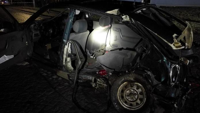 Srážku aut nepřežil 17letý mladík, další čtyři lidé jsou zranění