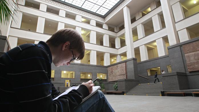 LIDOVÉ NOVINY: Studenty drtí dluhy, lidé do 25 let dluží 60 miliard!