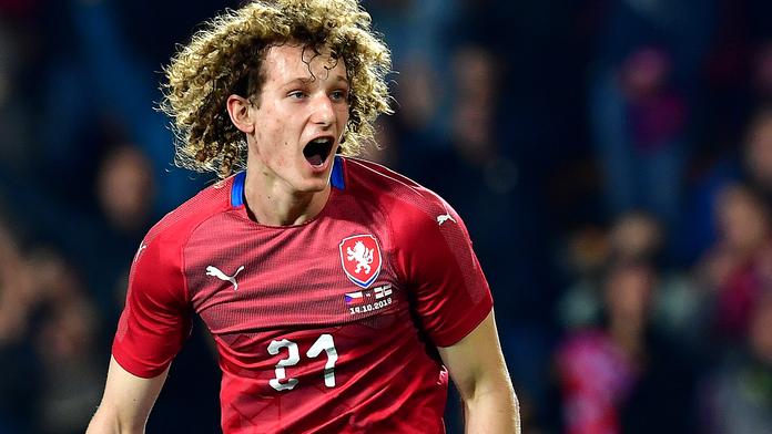 Alex Král má jasno o čísle ve West Hamu. Fanoušci jej přirovnávají k útočné pušce