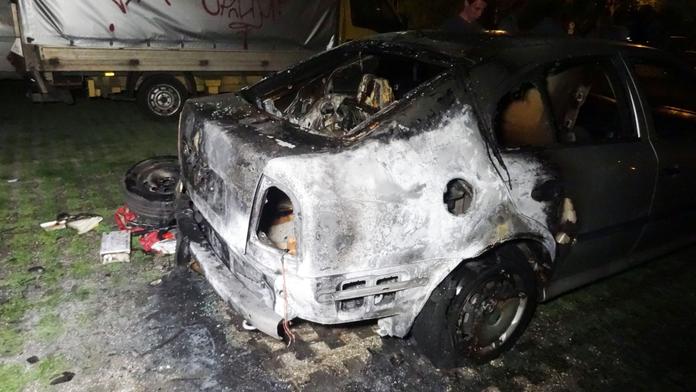 Vandal zapálil zaparkovanou octavii, žár poškodil další tři auta