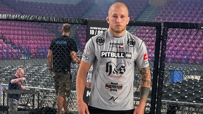 'Hambáč' se naladil na KSW hokejem. Vhodil čestné buly a přinesl štěstí